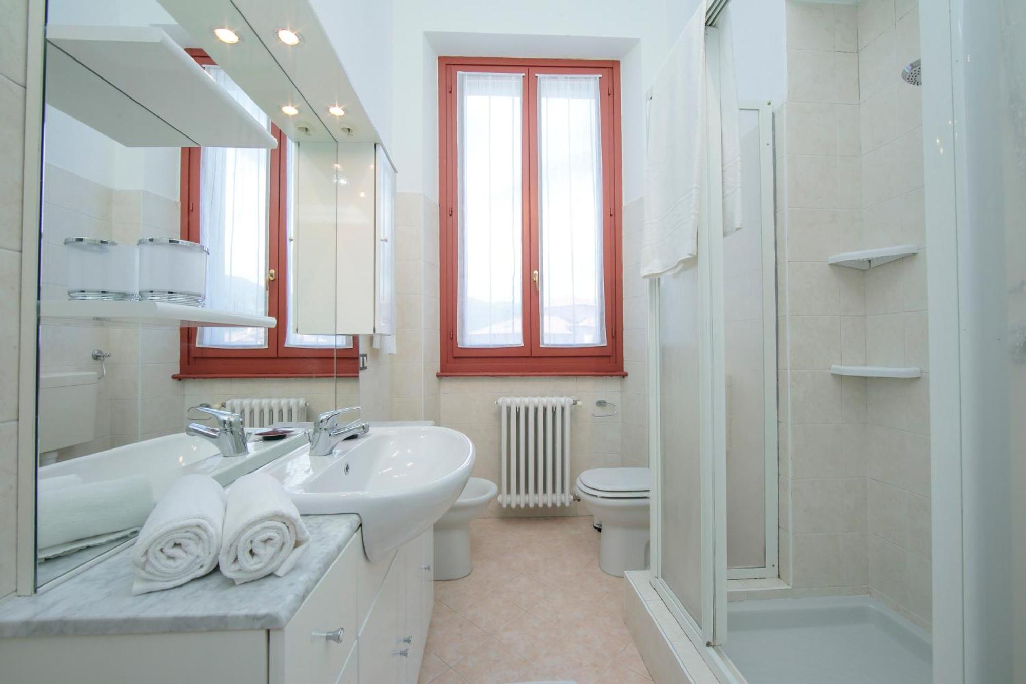 Residenza Oleandro Lake View Luino Center - Happy Rentals Екстериор снимка